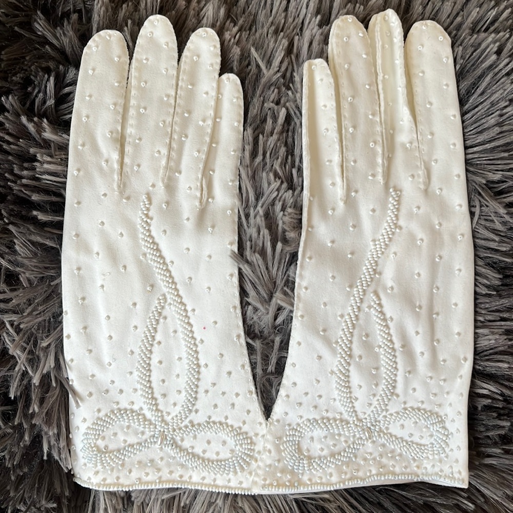 VTG 1950’s dead stock white beaded gloves